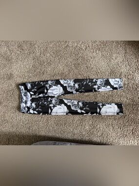 Goldsheep Black and White Rose-Print Leggings